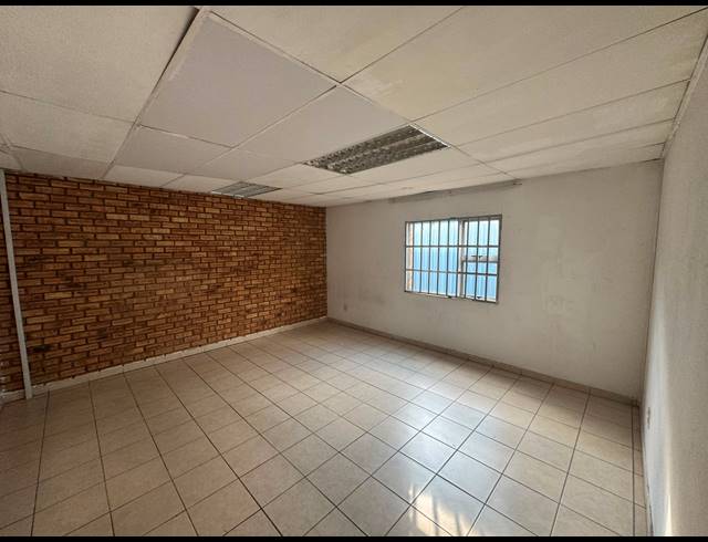 300M² WAREHOUSE TO LET IN CROWN